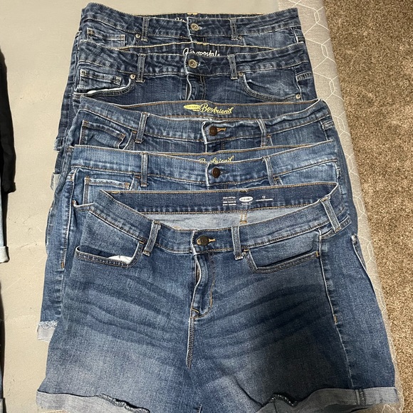 Women’s American Eagle Shorts - Picture 3 of 4